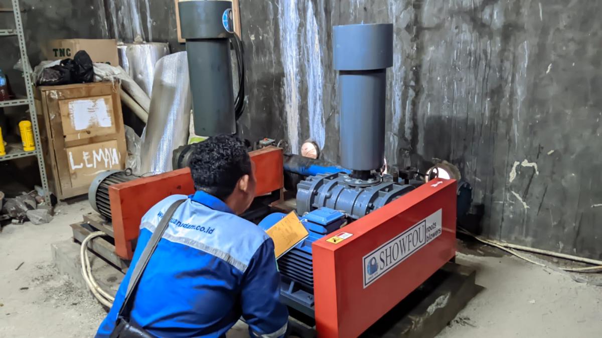 Root blower kelapa sawit tipe Three Lobe dari AEROVIA untuk sistem aerasi limbah cair PKS