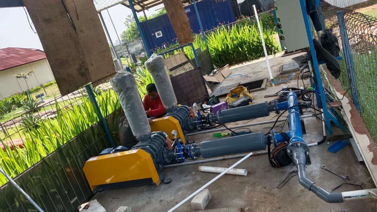 Unit Three Lobe Roots Blower AEROVIA berwarna biru untuk sistem aerasi pengolahan air limbah industri WWTP dan STP.