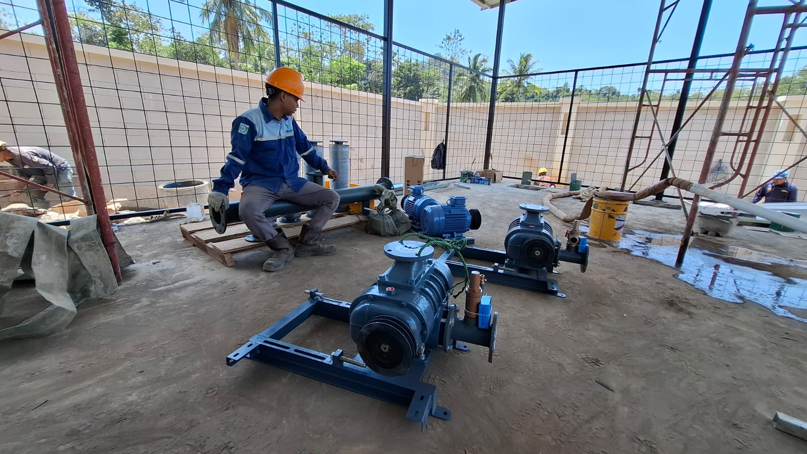 Teknisi sedang memeriksa penyebab Root Blower mengeluarkan suara bising di area aerasi WWTP