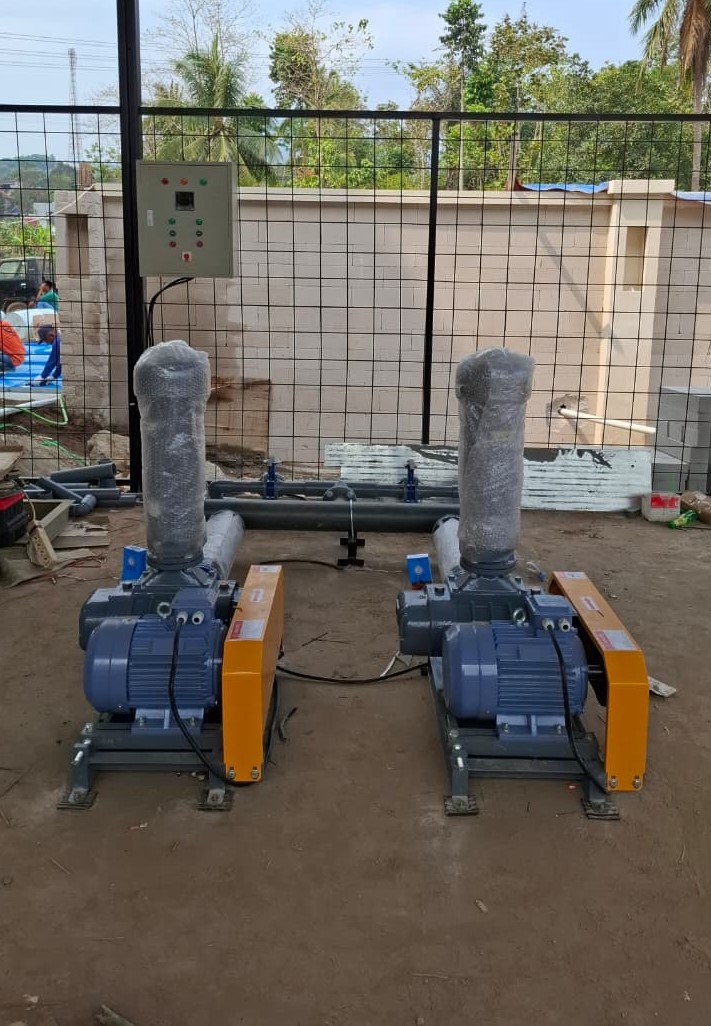Root blower Three Lobe AEROVIA tampak close-up di area workshop industri
